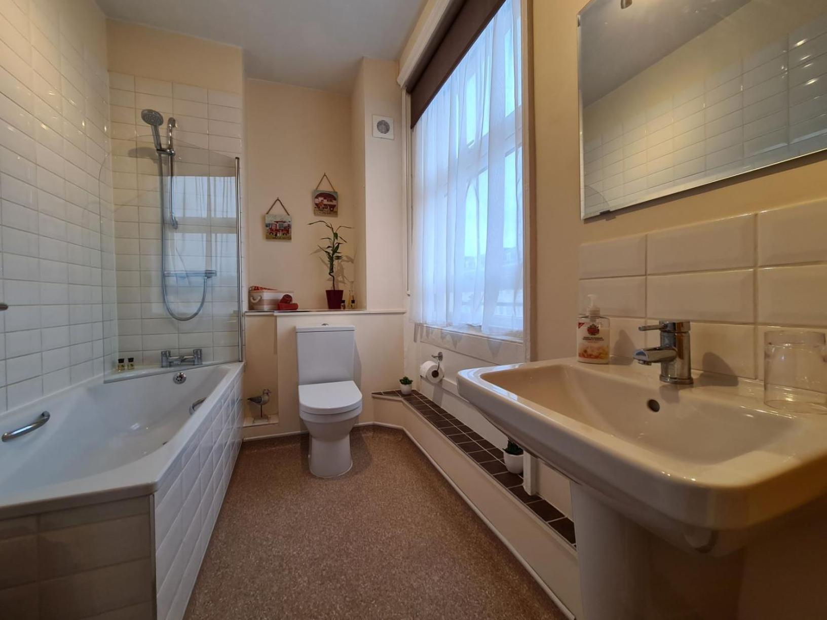 10To12 Folkestone B&B 외부 사진